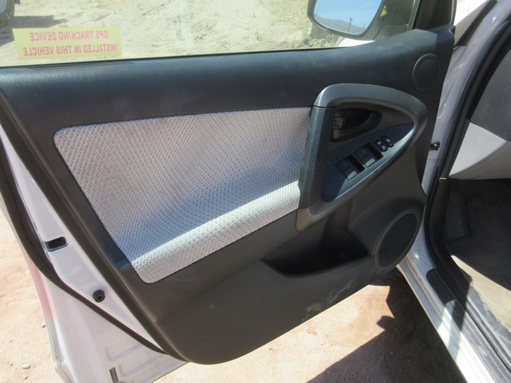 2014-toyota-rav4-image-10