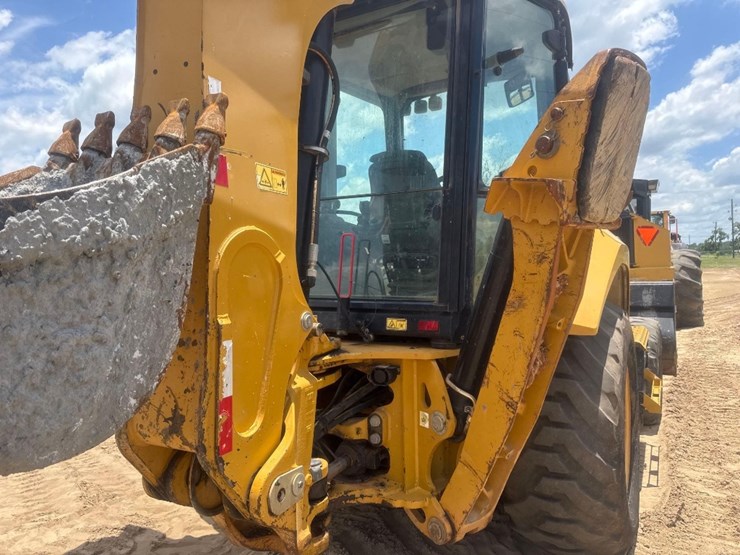 2019-caterpillar-440-image-11