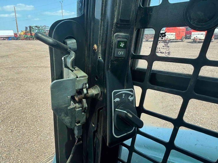 2017-bobcat-t750-image-27