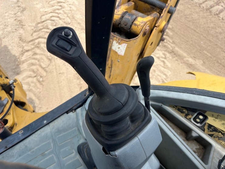 2013-caterpillar-420f-image-46