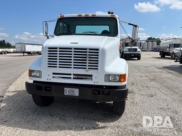 2000-international-8100-image-3