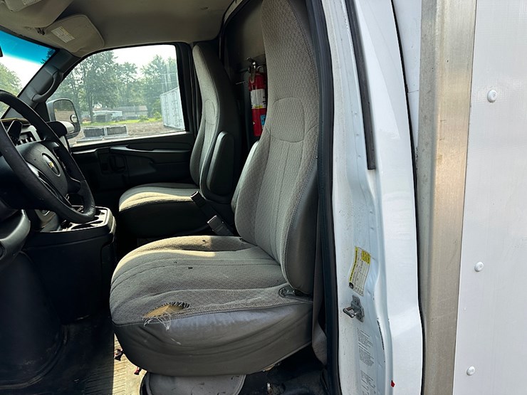2015-chevrolet-express-box-van-image-10