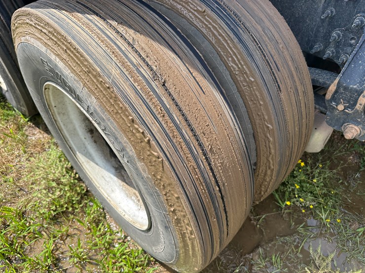 2013-volvo-10-image-40
