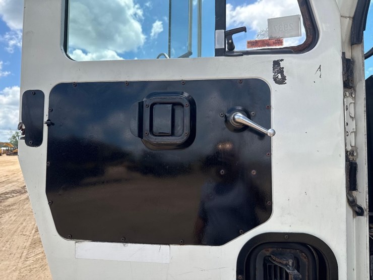 2015-mack-leu633-image-22