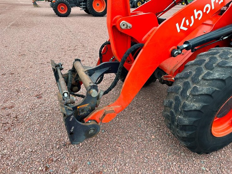 2021-kubota-r640-image-31