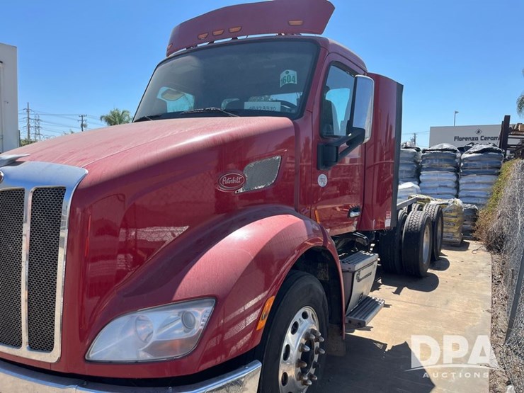 2018-peterbilt-579-image-8