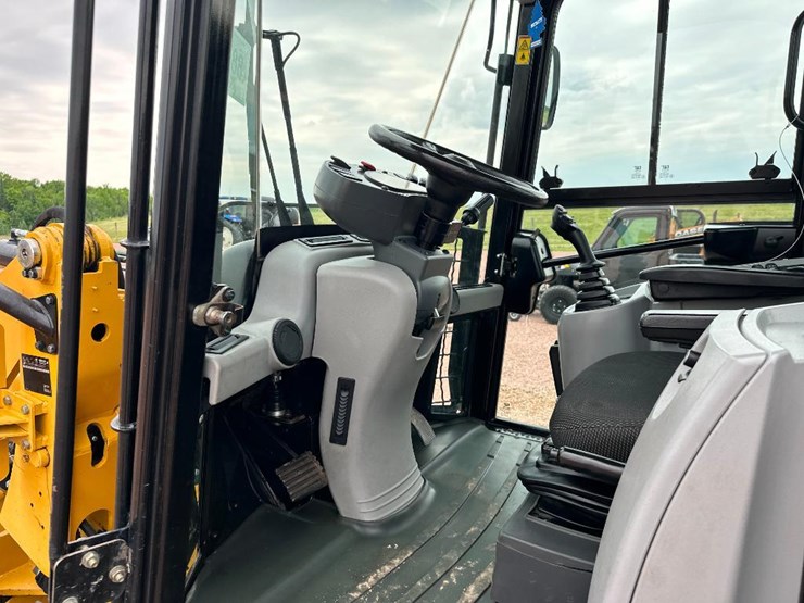2019-caterpillar-906m-image-44