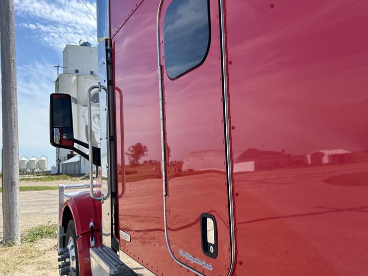 2020-peterbilt-567-image-40