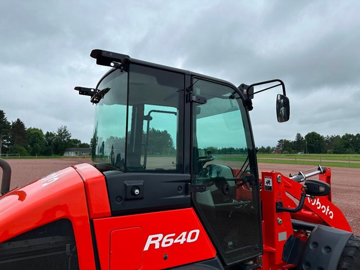 2021-kubota-r640-image-23