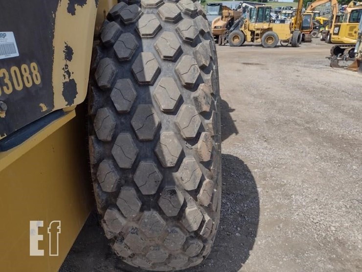 2015-caterpillar-cs56b-image-27