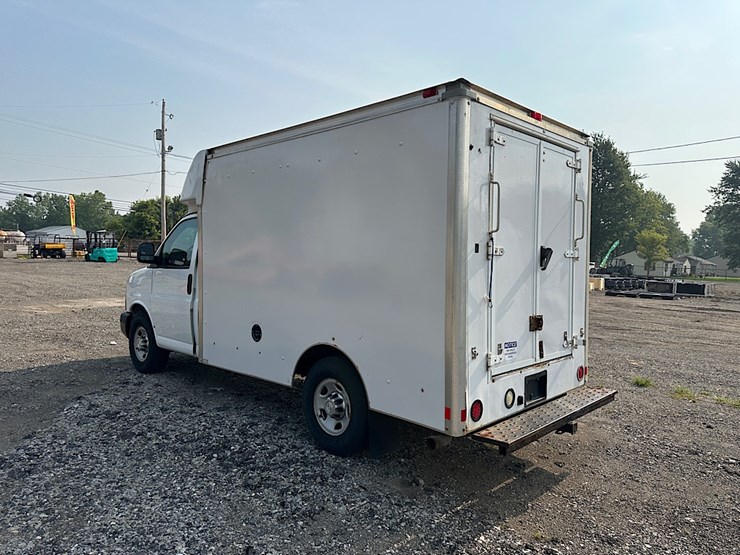 2015-chevrolet-express-box-van-image-7