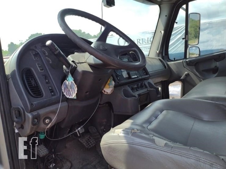 2006-freightliner-business-class-m2-106-image-11
