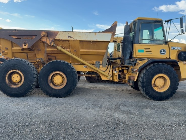 deere-250d-image-4