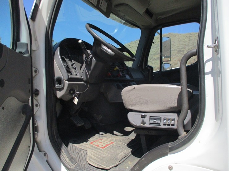 2014-freightliner-114sd-image-7