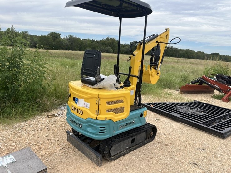 dig-master-dm100-mini-excavator-image-3