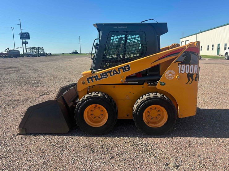 mustang-1900-skid-steer-image-6