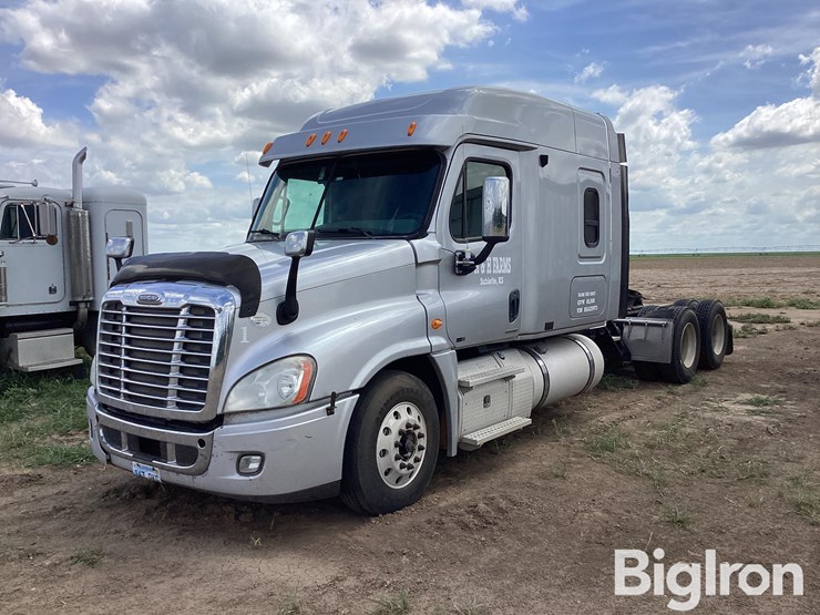 2011-freightliner-cascadia-ca125slp-t/a-truck-tractor-image-1