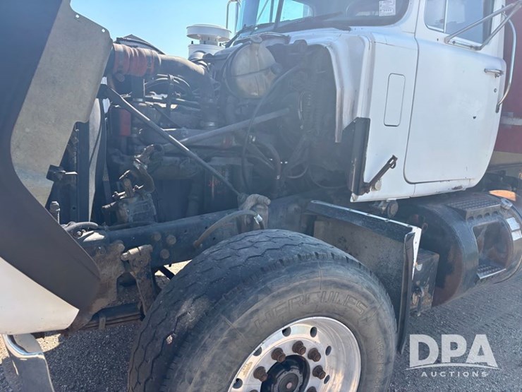 1995-mack-rd690s-image-35