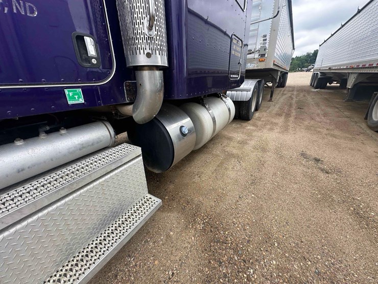 peterbilt-388-image-6