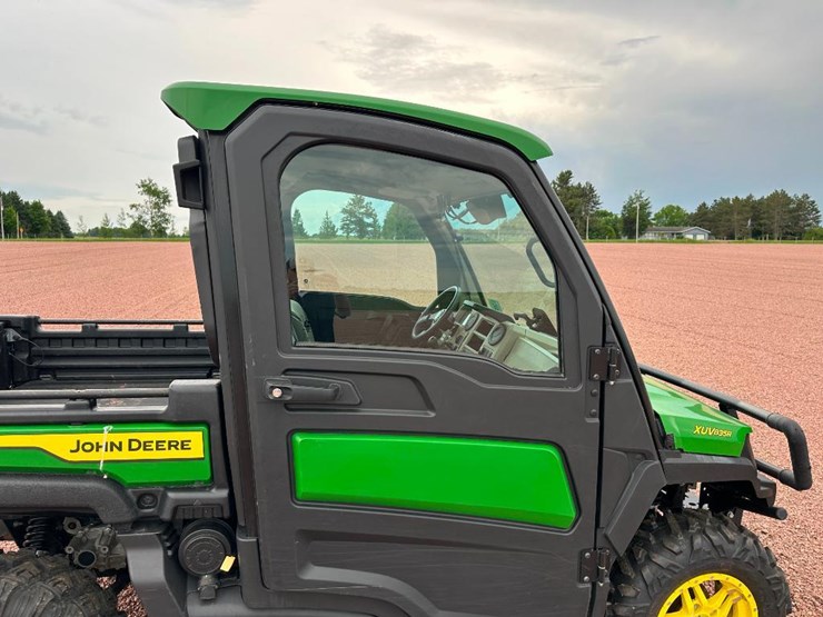 2022-john-deere-gator-image-13