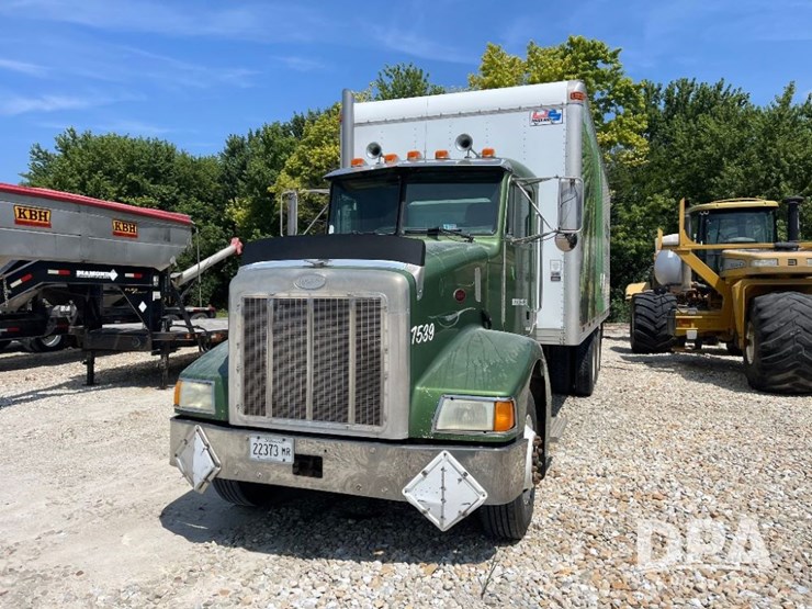 1999-peterbilt-385-image-2