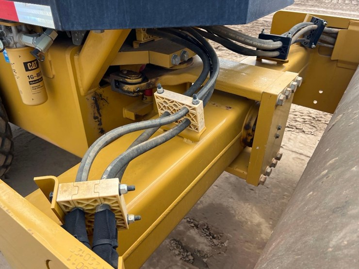 2022-caterpillar-cs44b-image-19