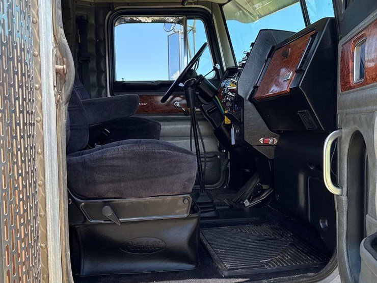 1999-peterbilt-379-image-48