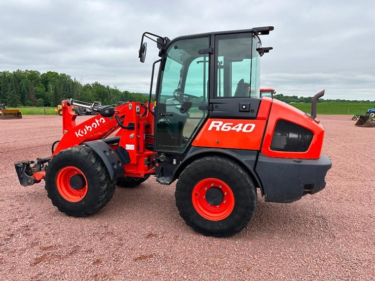 2021-kubota-r640-image-6