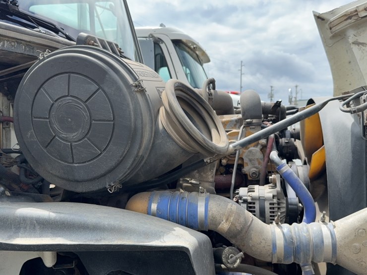 2003-freightliner-fl112-image-19