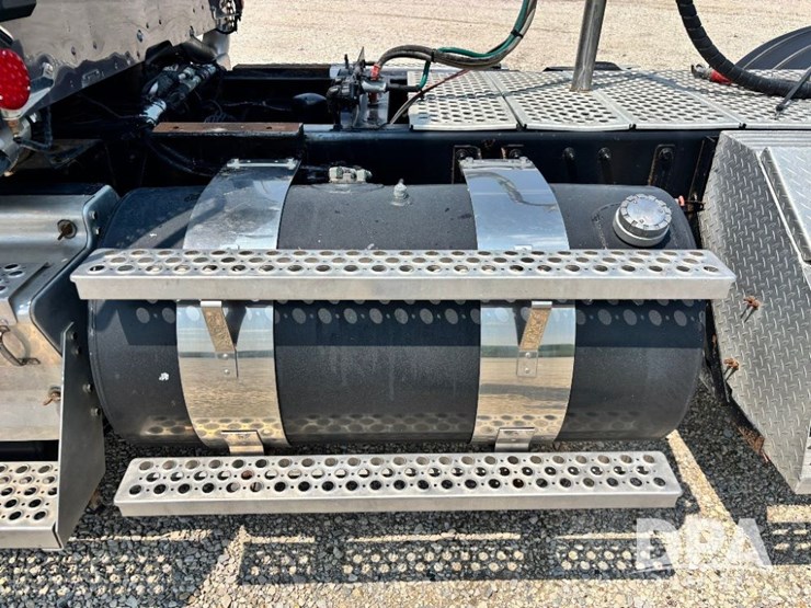 2016-kenworth-t880-image-26