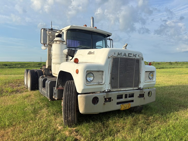 1982-mack-r686-image-2
