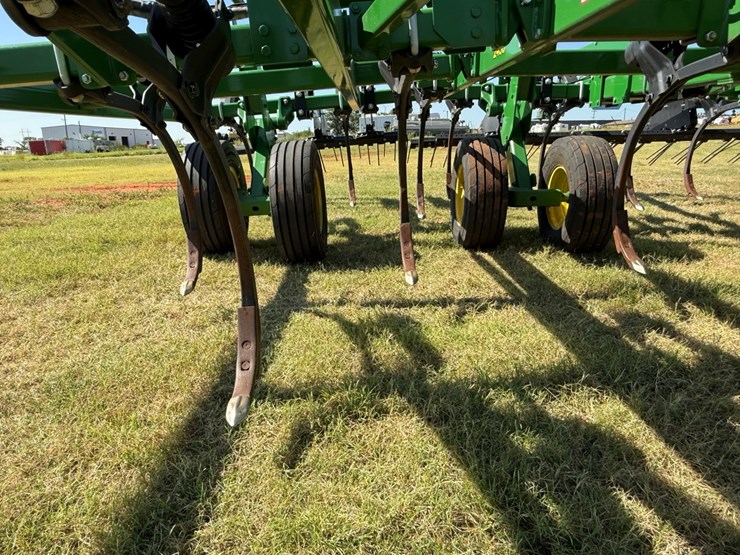 2022-john-deere-2430-image-7