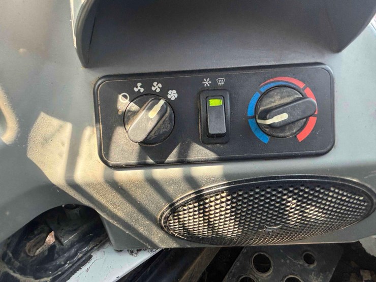 2017-bobcat-t750-image-23