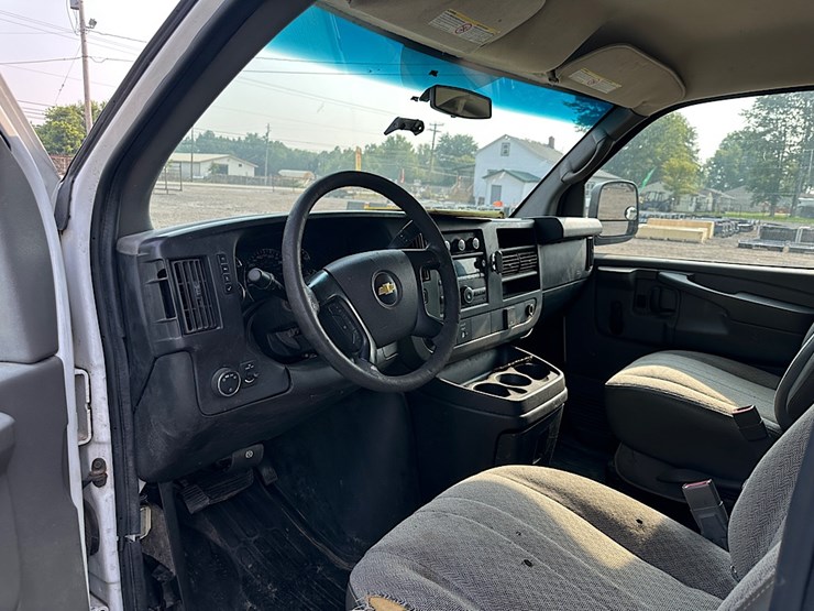 2015-chevrolet-express-box-van-image-11