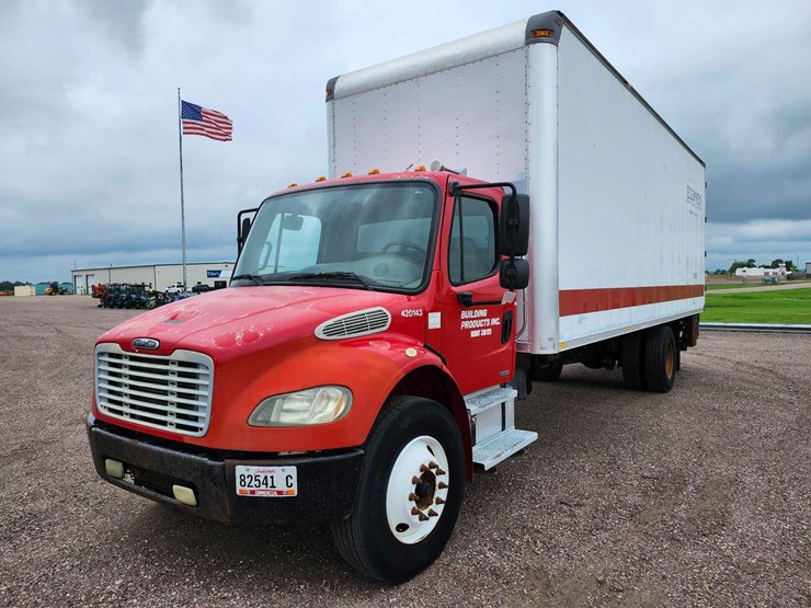 2004-freightliner-m2-chassis-image-1