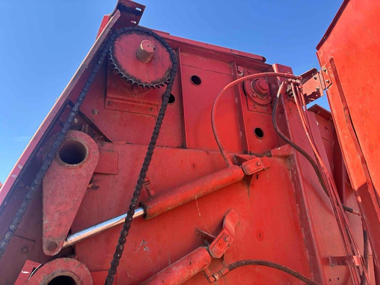 hesston-560-image-17