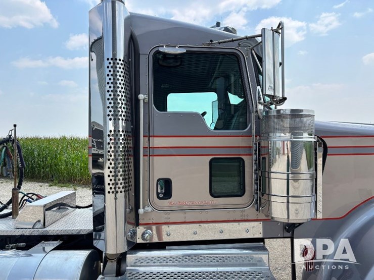 2014-kenworth-w900-image-54