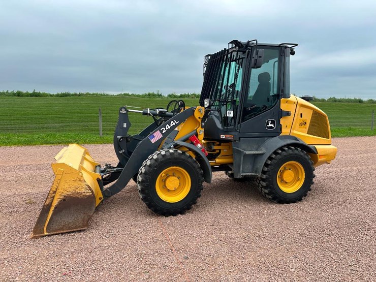 2019-deere-244l-image-1