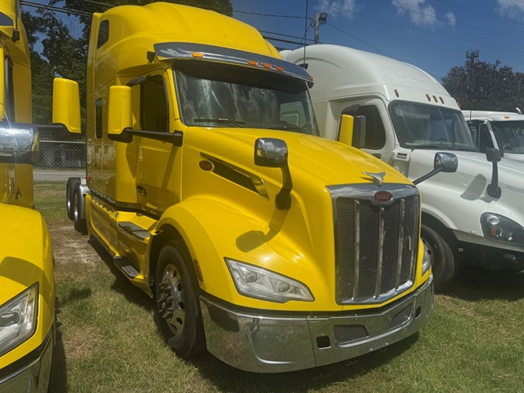 2023-peterbilt-579-image-2