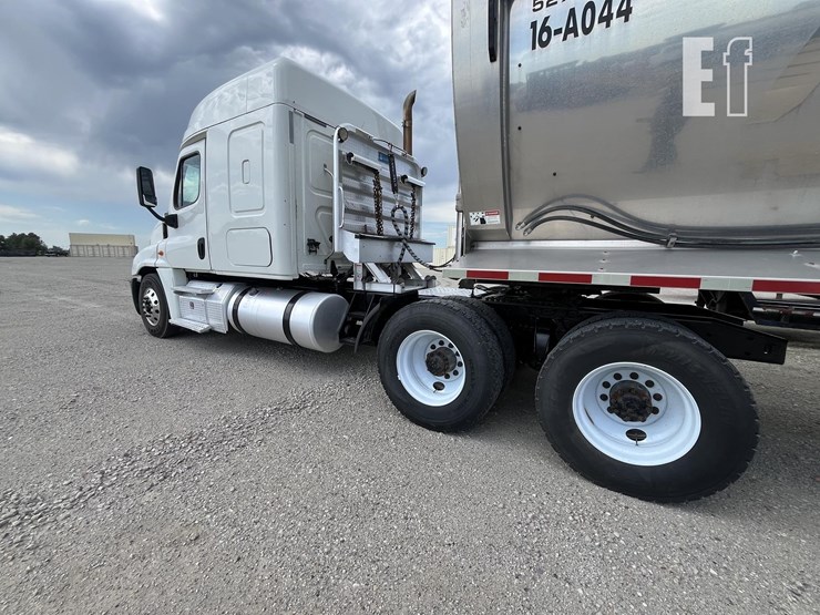 2014-freightliner-cascadia-125-image-25
