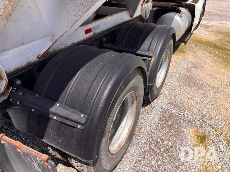 1996-peterbilt-377-image-40