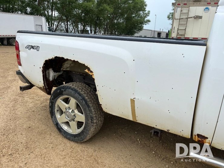 2011-chevrolet-silverado-2500-image-32