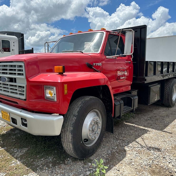 1992 FORD F700