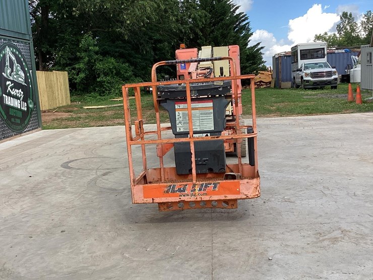 2005-jlg-e300ajp-image-7
