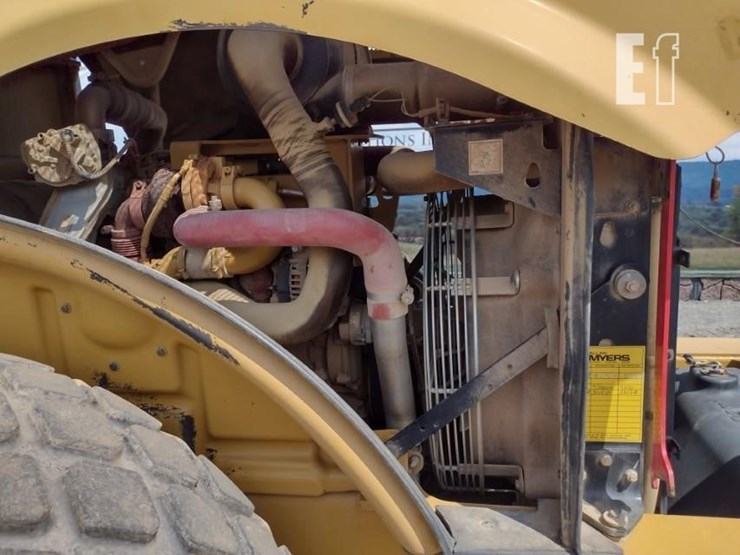 2015-caterpillar-cs56b-image-31