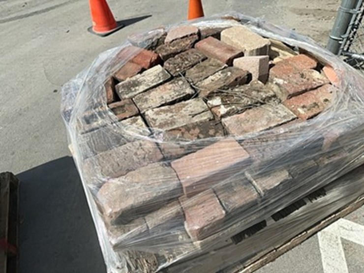 lot#-131-pallet-of-paver-stones-&-bricks-image-2