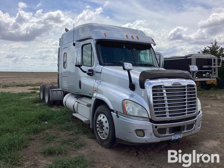 2011-freightliner-cascadia-ca125slp-t/a-truck-tractor-image-3