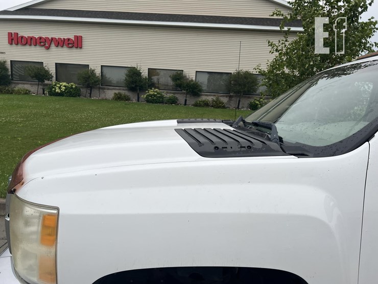 2011-chevrolet-3500hd-image-34