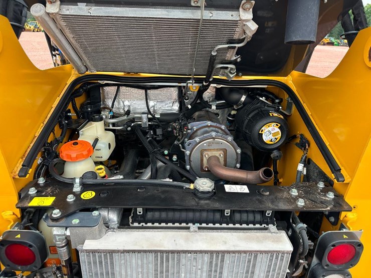 2020-deere-317g-image-33