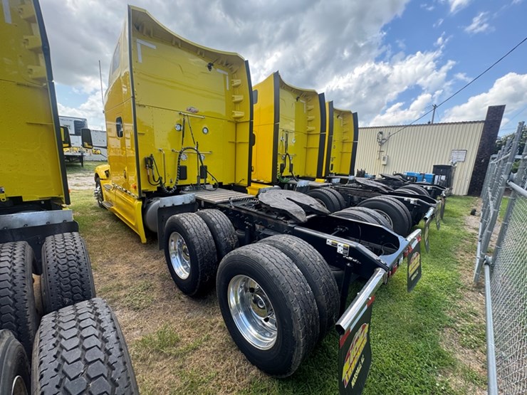 2023-peterbilt-579-image-4